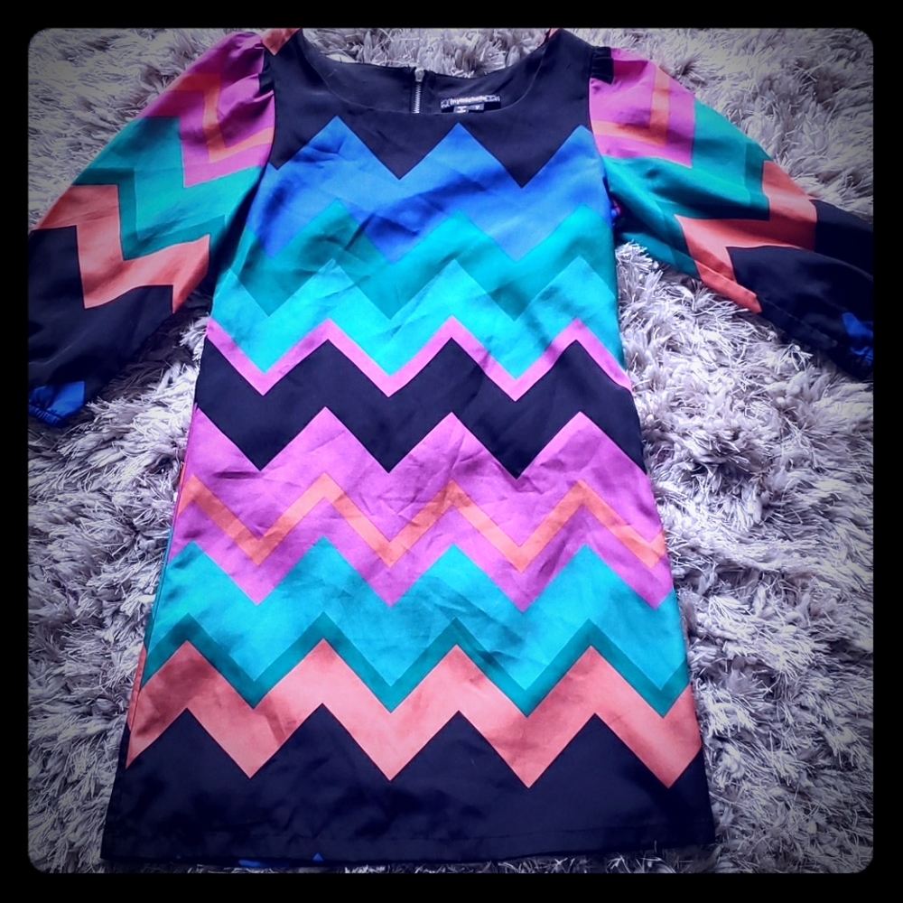 Adorable zigzag zip-up dress